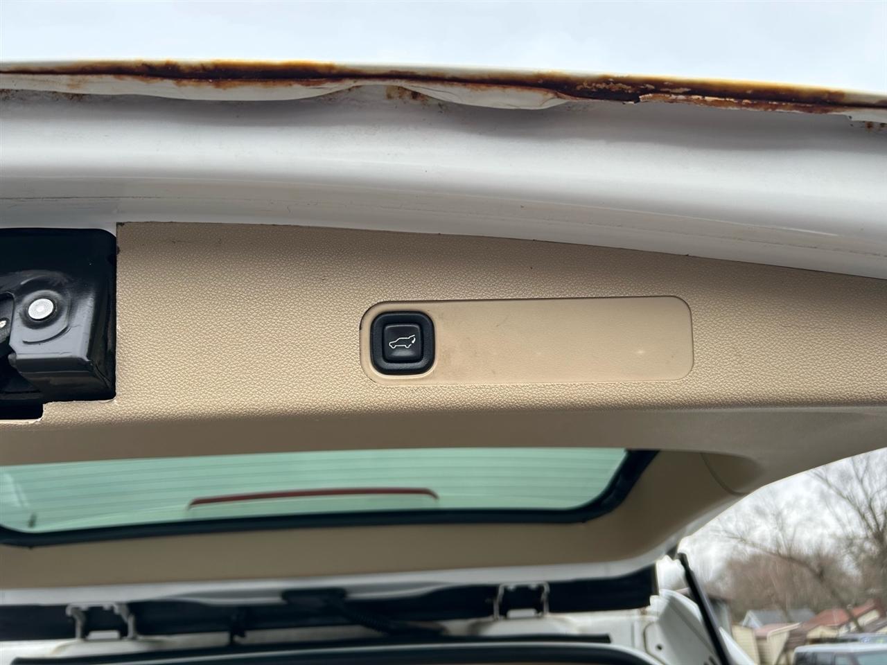 Chevrolet Suburban 4WD 4dr 1500 LT 2011