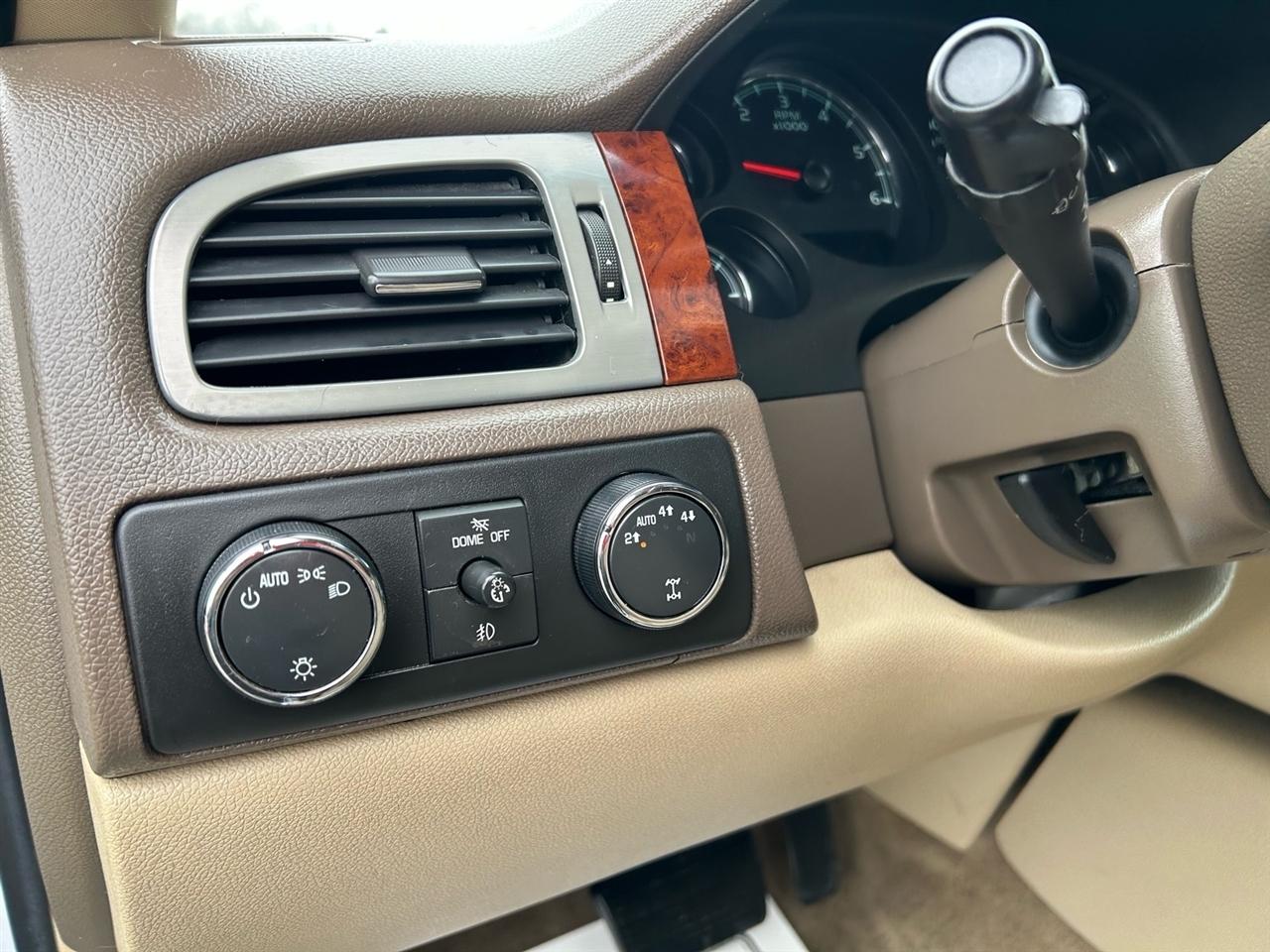 Chevrolet Suburban 4WD 4dr 1500 LT 2011