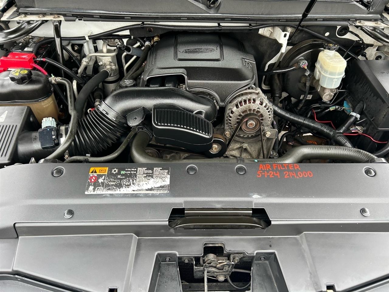 Chevrolet Suburban 4WD 4dr 1500 LT 2011