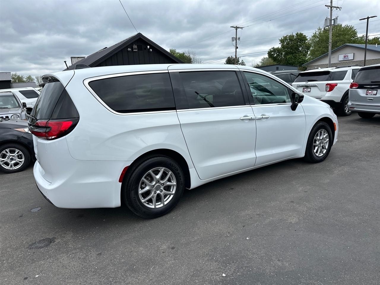 Chrysler Pacifica Touring L FWD 2024