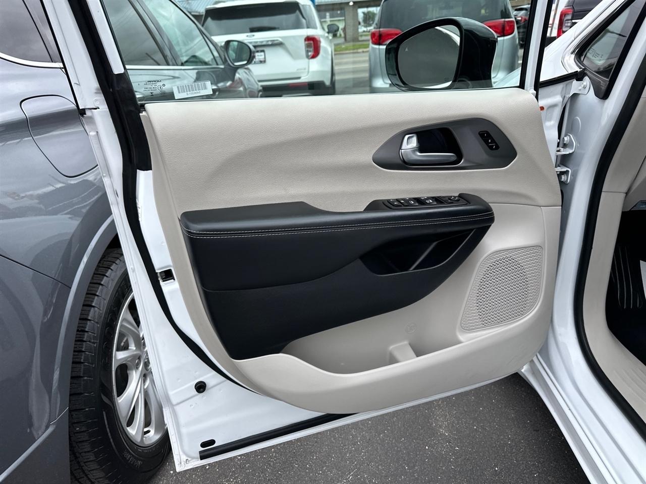 Chrysler Pacifica Touring L FWD 2024