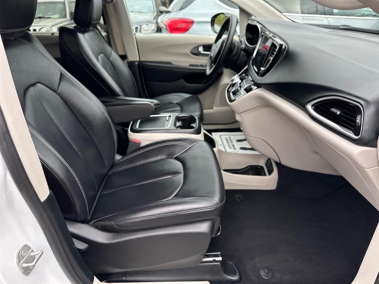 Chrysler Pacifica Touring L FWD 2024