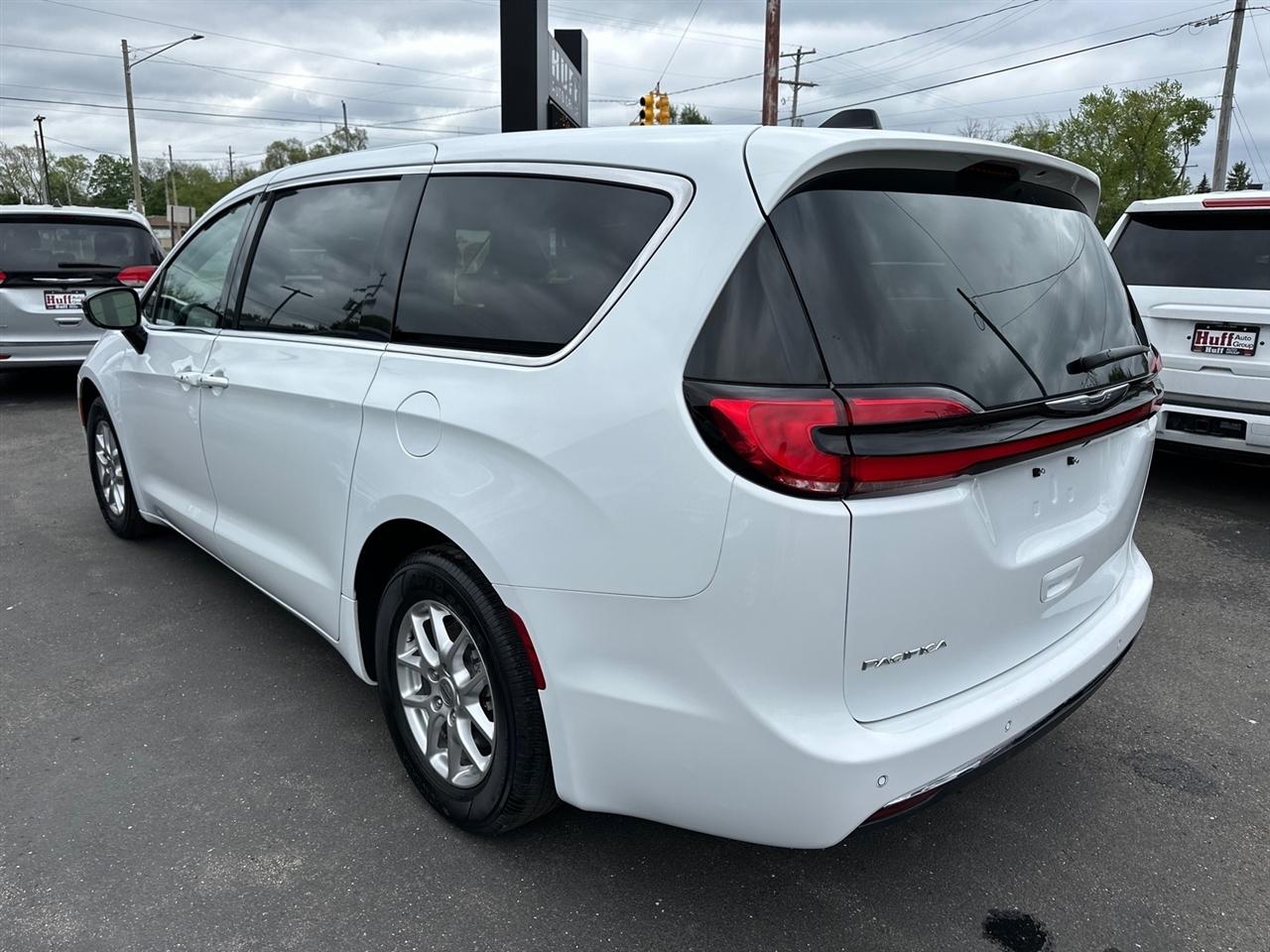 Chrysler Pacifica Touring L FWD 2024