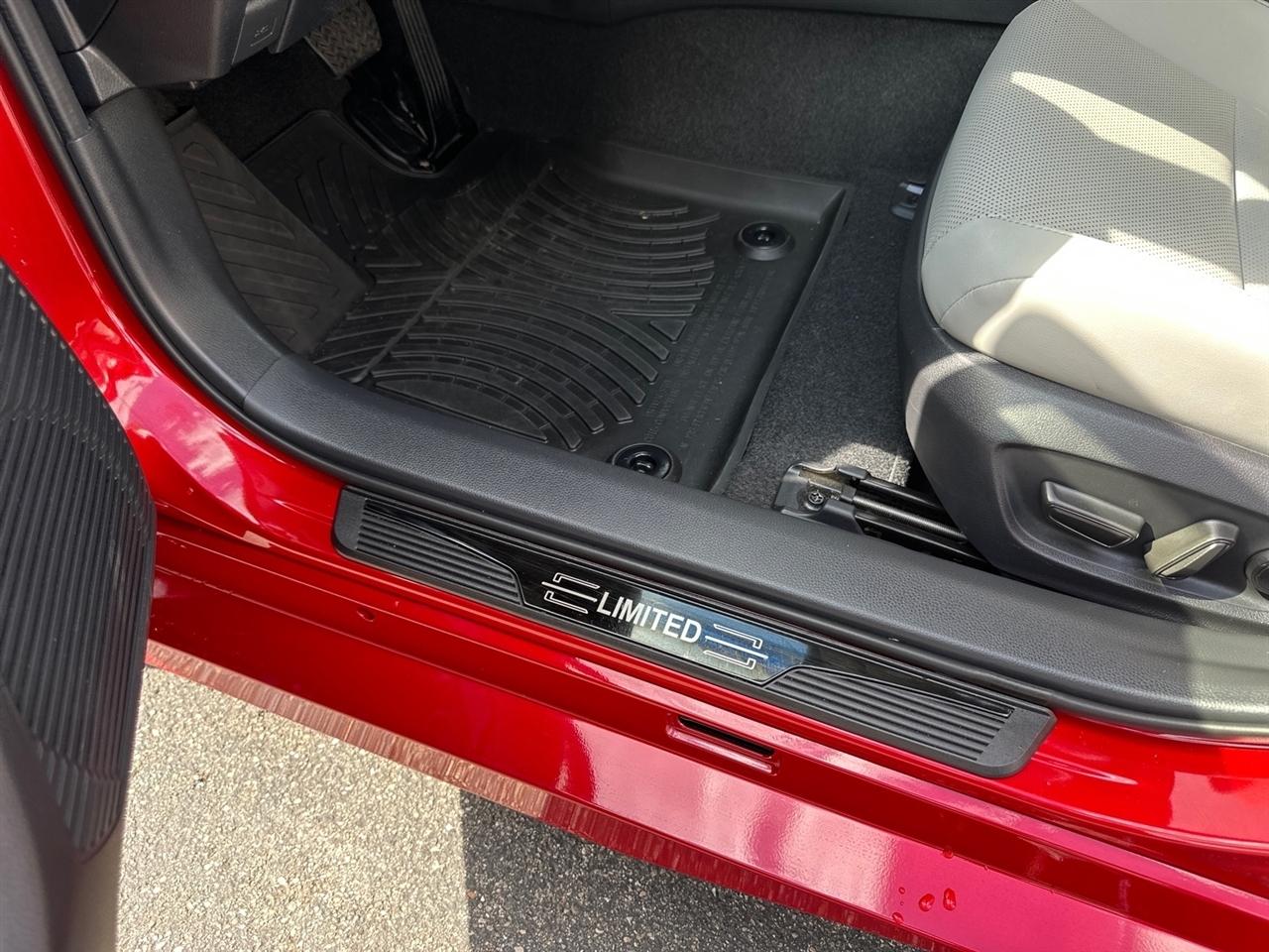 Toyota Prius Limited AWD (Natl) 2024