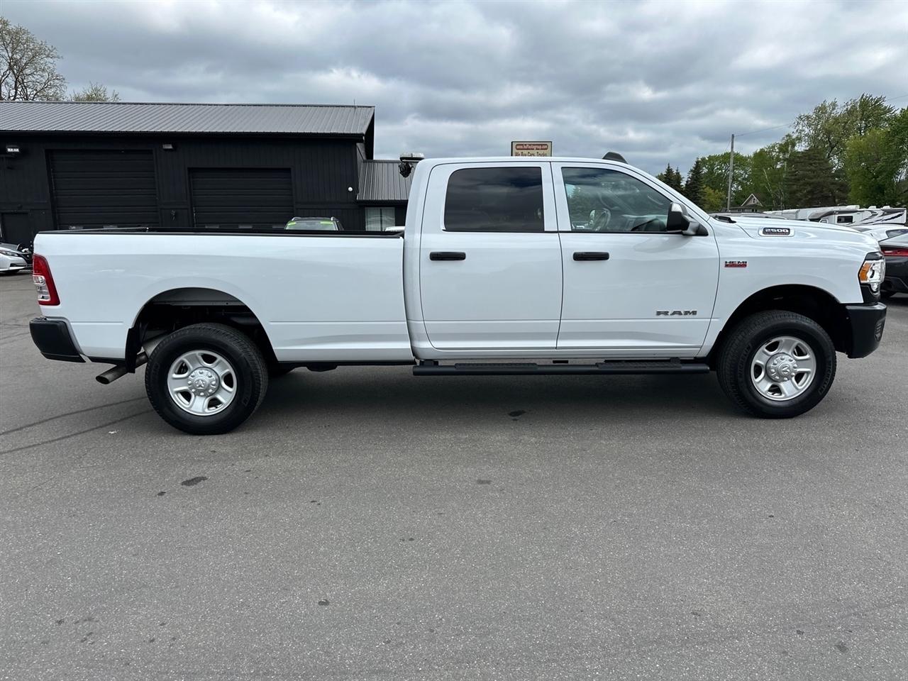 RAM 2500 Tradesman 4x4 Crew Cab 8' Box 2022