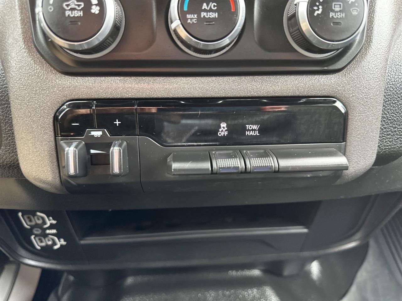 RAM 2500 Tradesman 4x4 Crew Cab 8' Box 2022