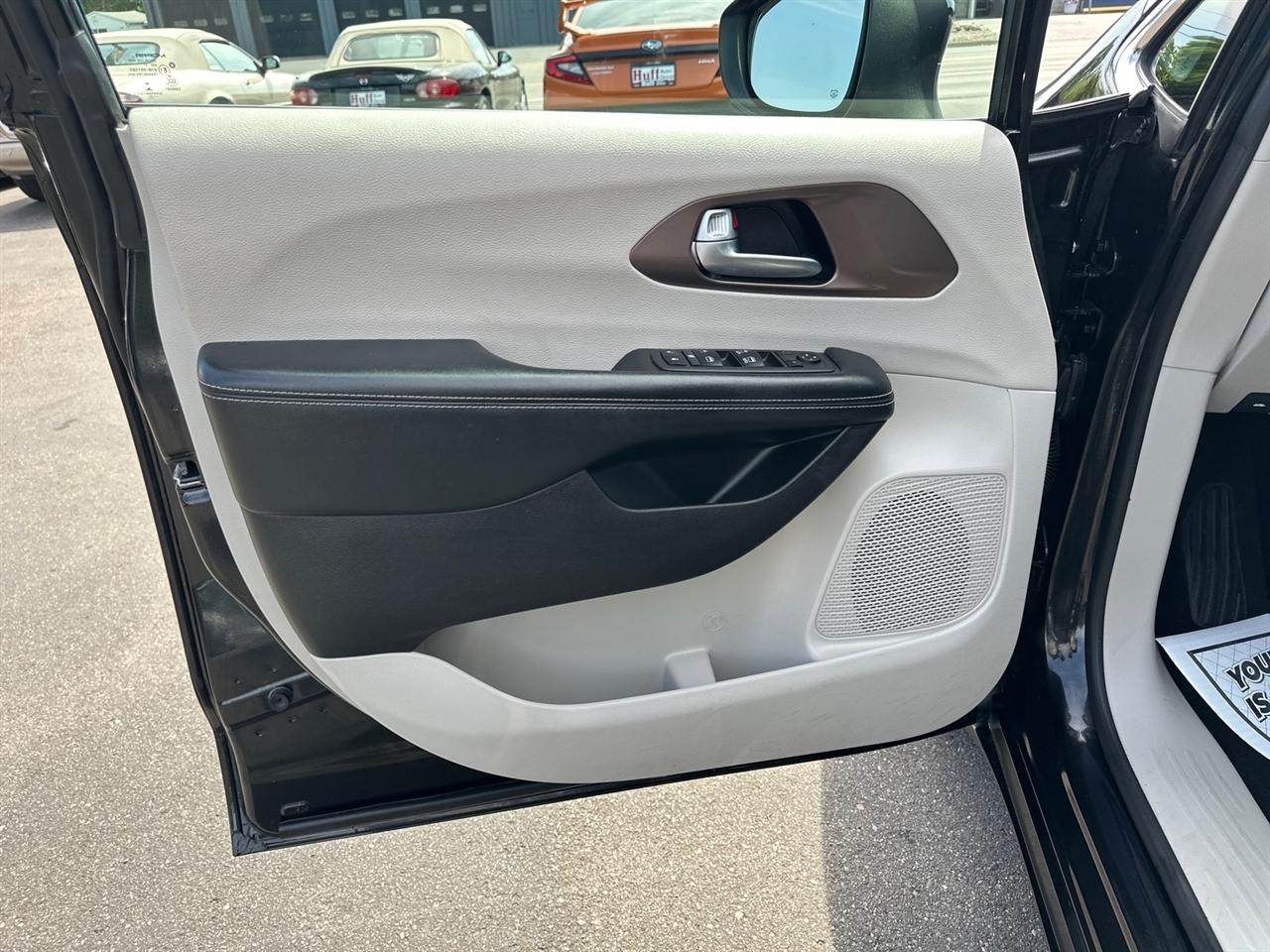 Chrysler Voyager LX FWD 2022