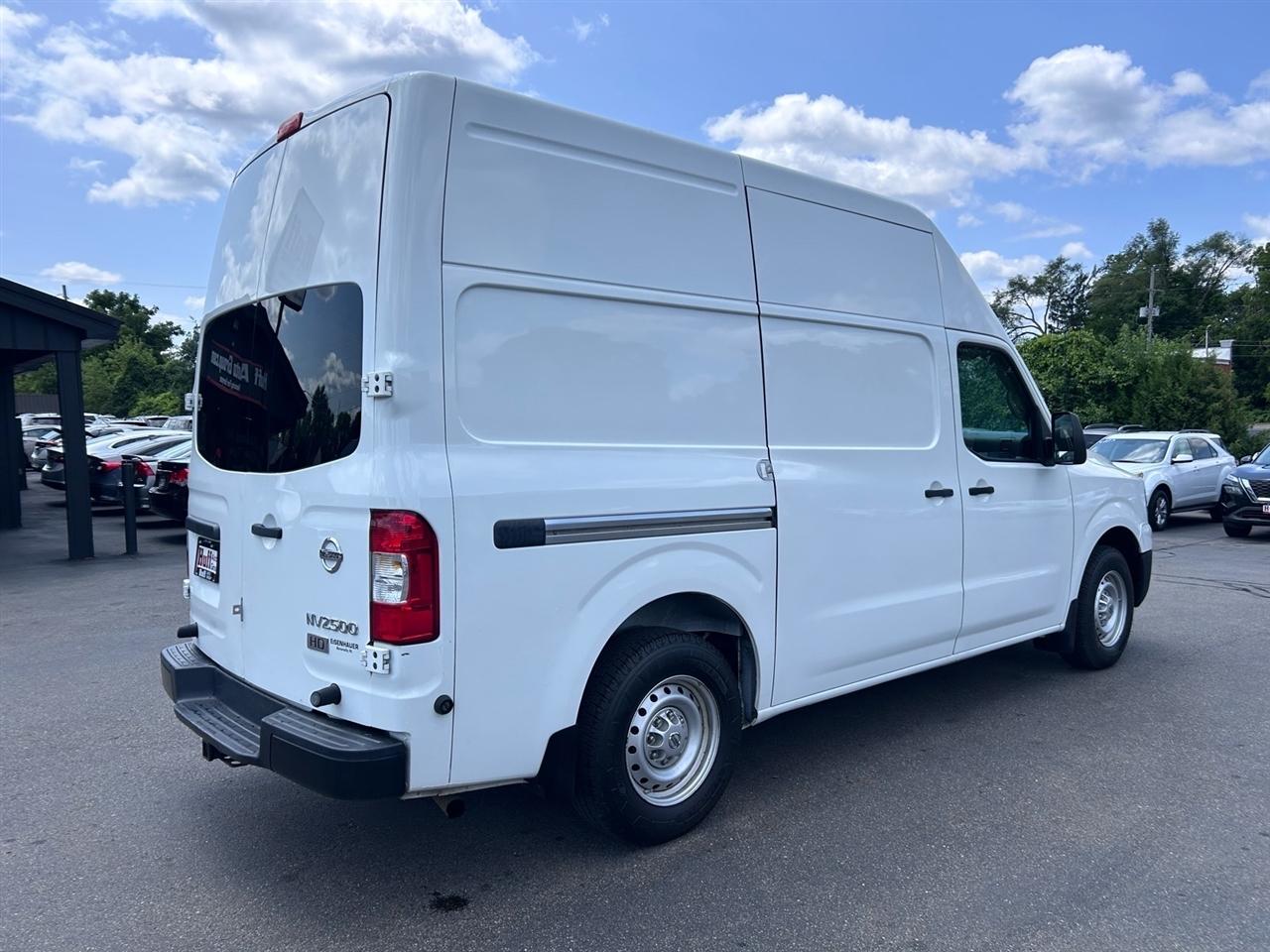 Nissan NV High Roof 2500 V6 S 2014