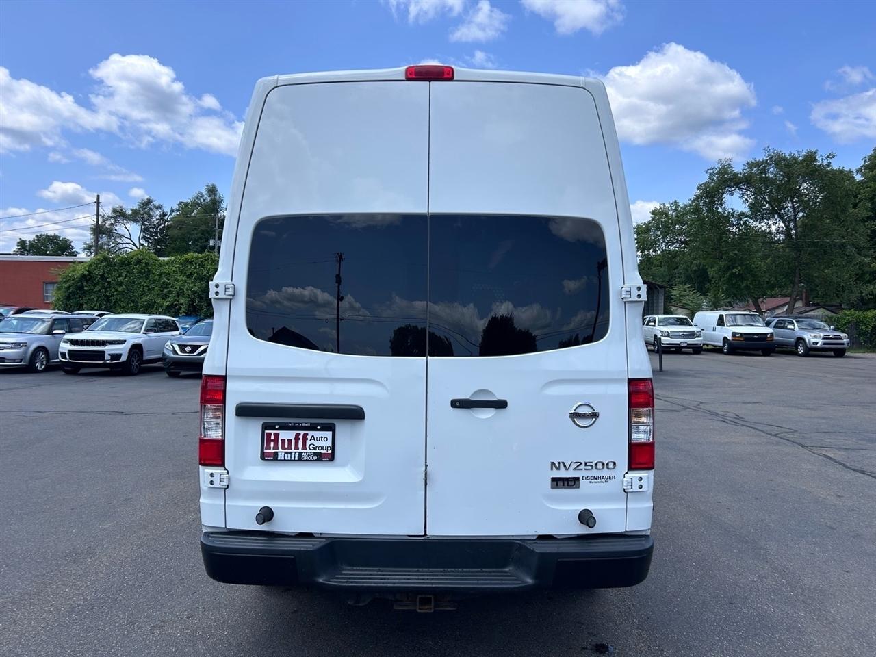 Nissan NV High Roof 2500 V6 S 2014