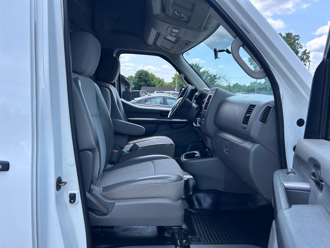 Nissan NV High Roof 2500 V6 S 2014