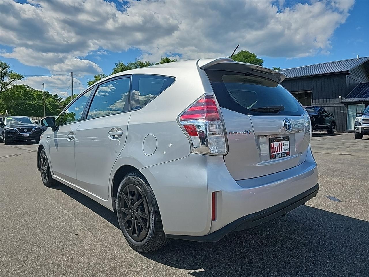 Toyota Prius V 5dr Wgn Three (Natl) 2016