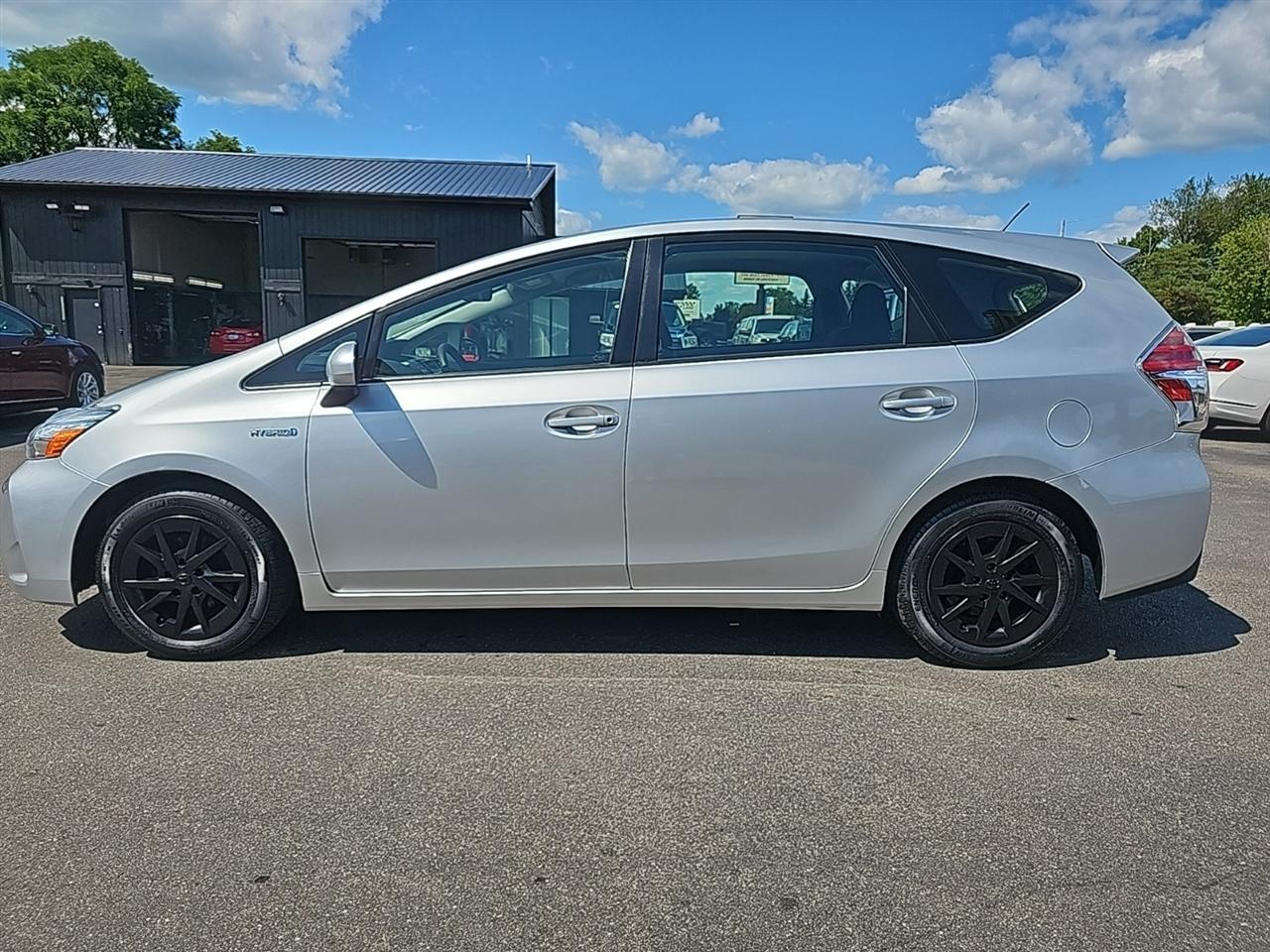 Toyota Prius V 5dr Wgn Three (Natl) 2016