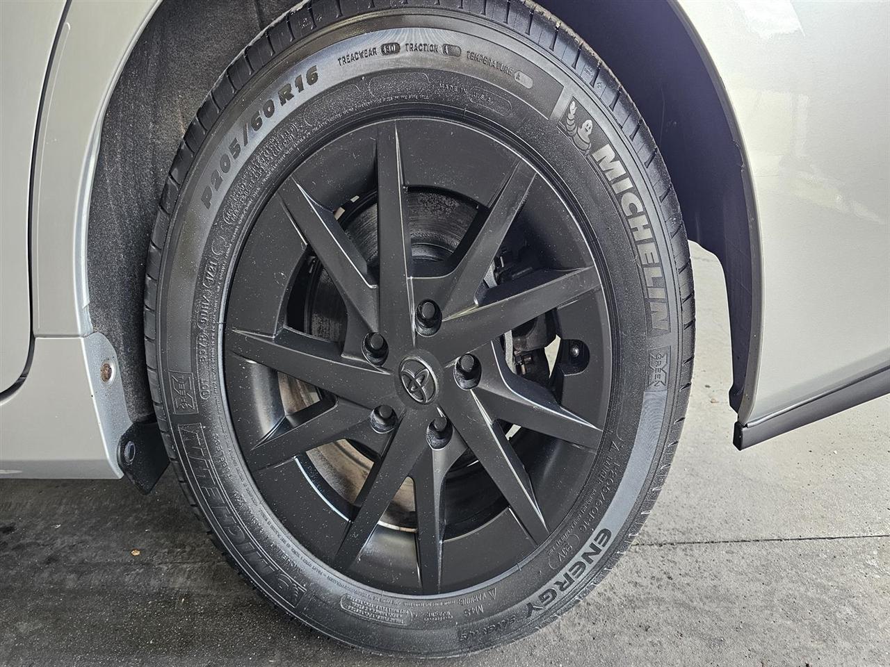 Toyota Prius V 5dr Wgn Three (Natl) 2016
