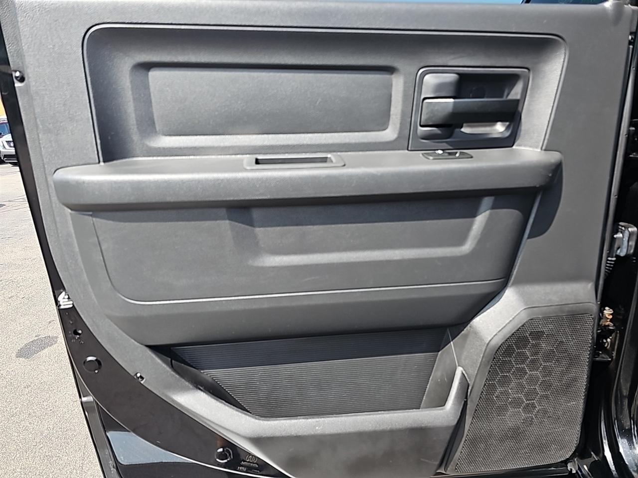 RAM 1500 4WD Crew Cab 140.5" Express 2012
