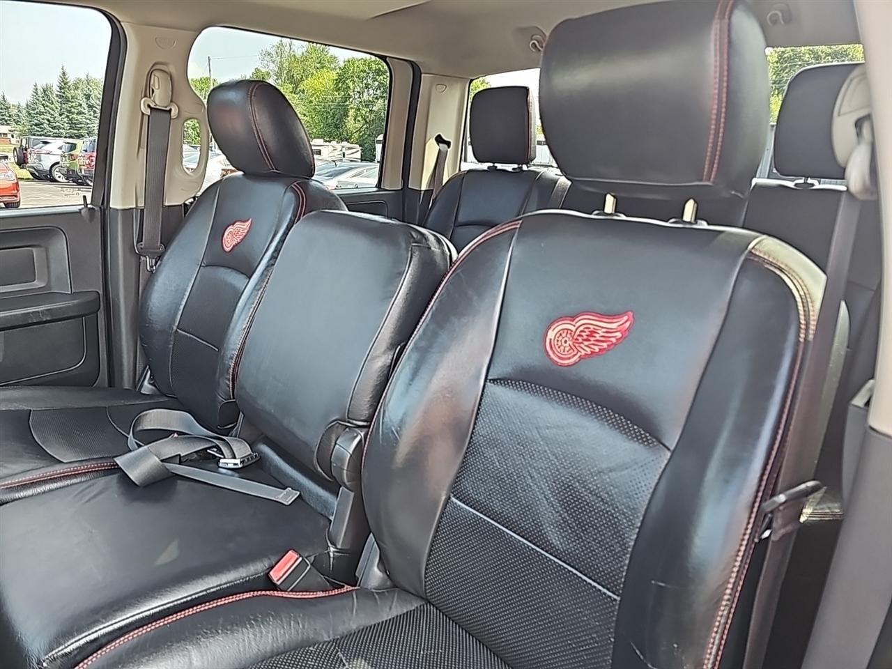 RAM 1500 4WD Crew Cab 140.5" Express 2012