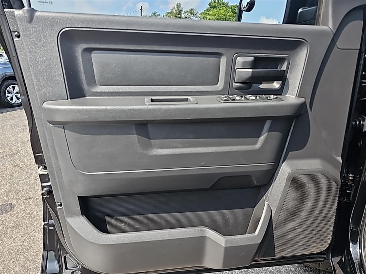 RAM 1500 4WD Crew Cab 140.5" Express 2012