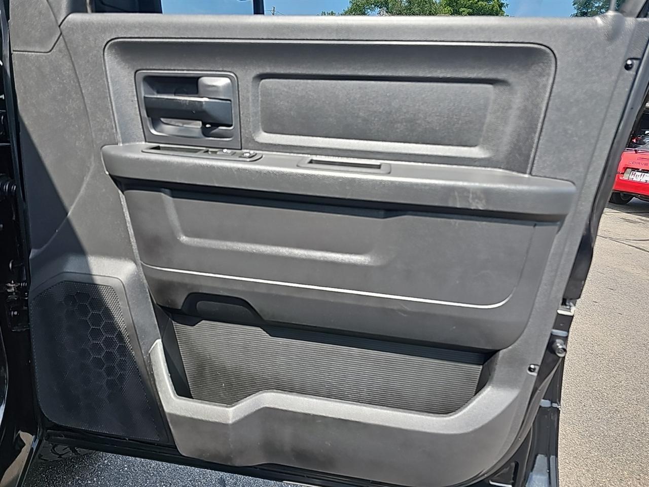 RAM 1500 4WD Crew Cab 140.5" Express 2012