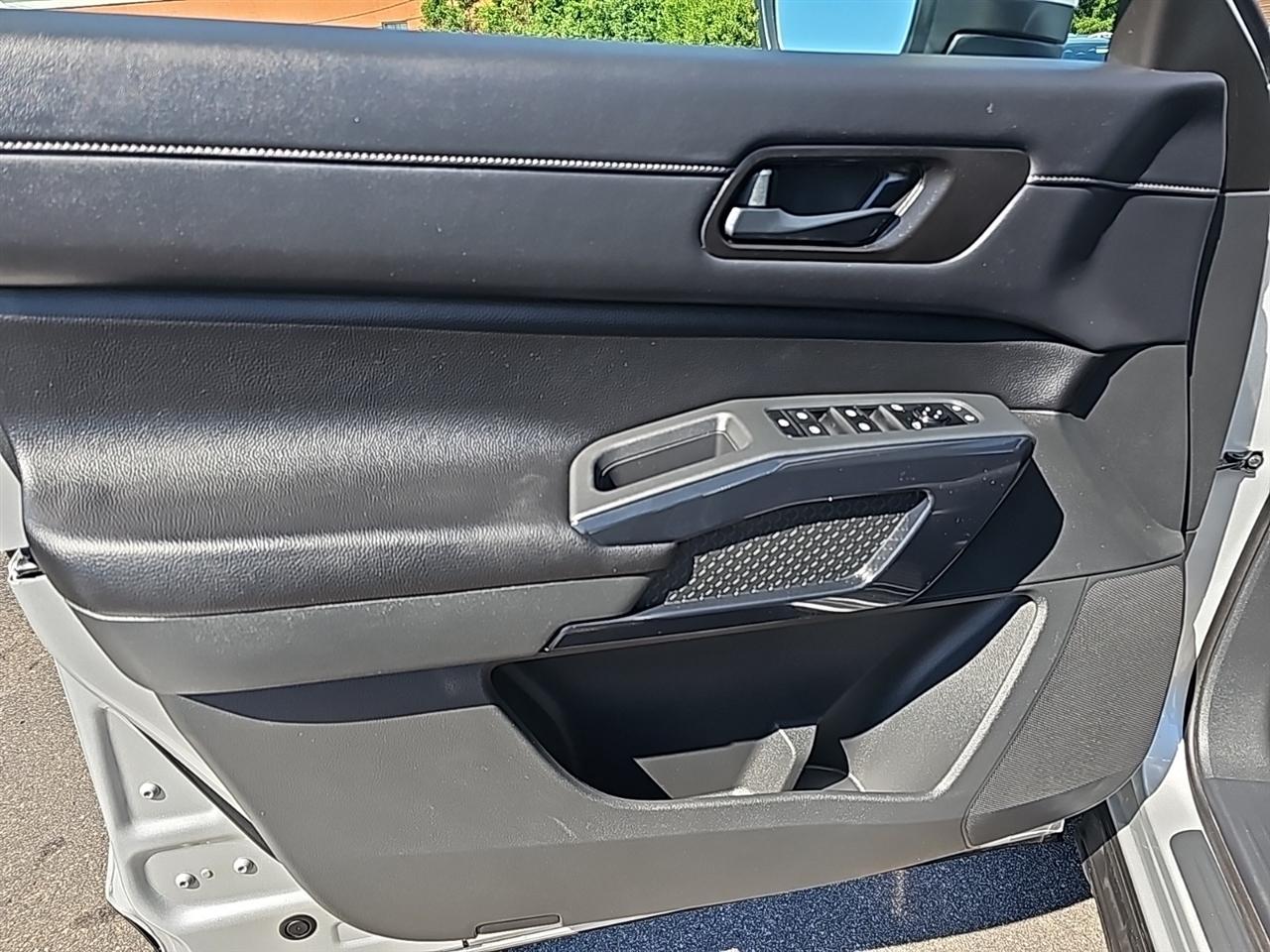 Nissan Pathfinder SV 4WD 2023