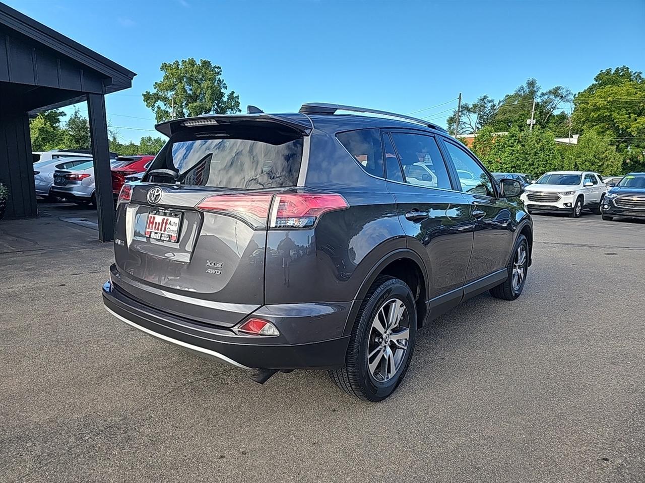 Toyota RAV4 XLE AWD (Natl) 2017