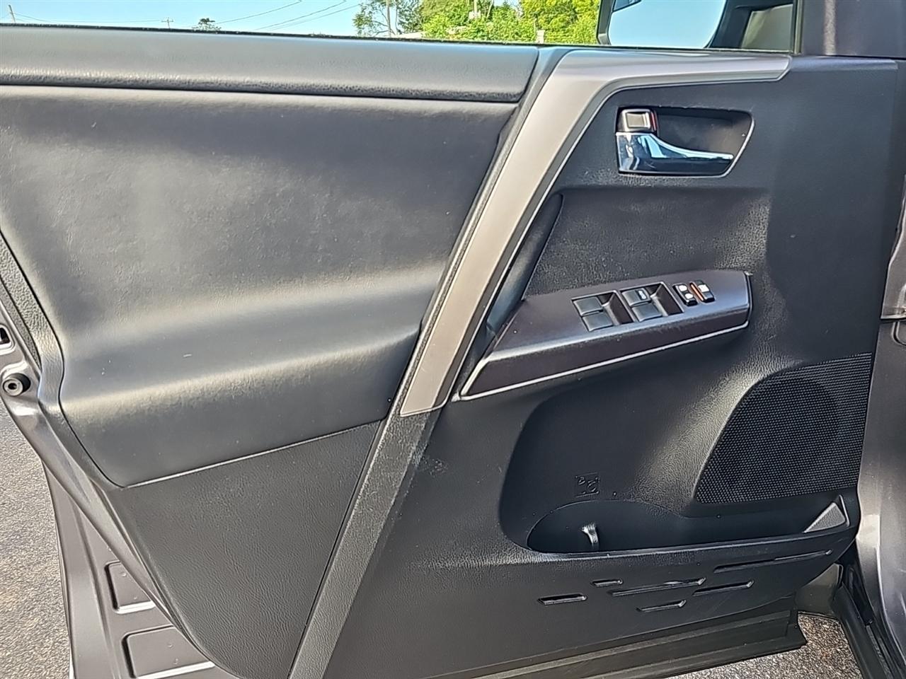 Toyota RAV4 XLE AWD (Natl) 2017