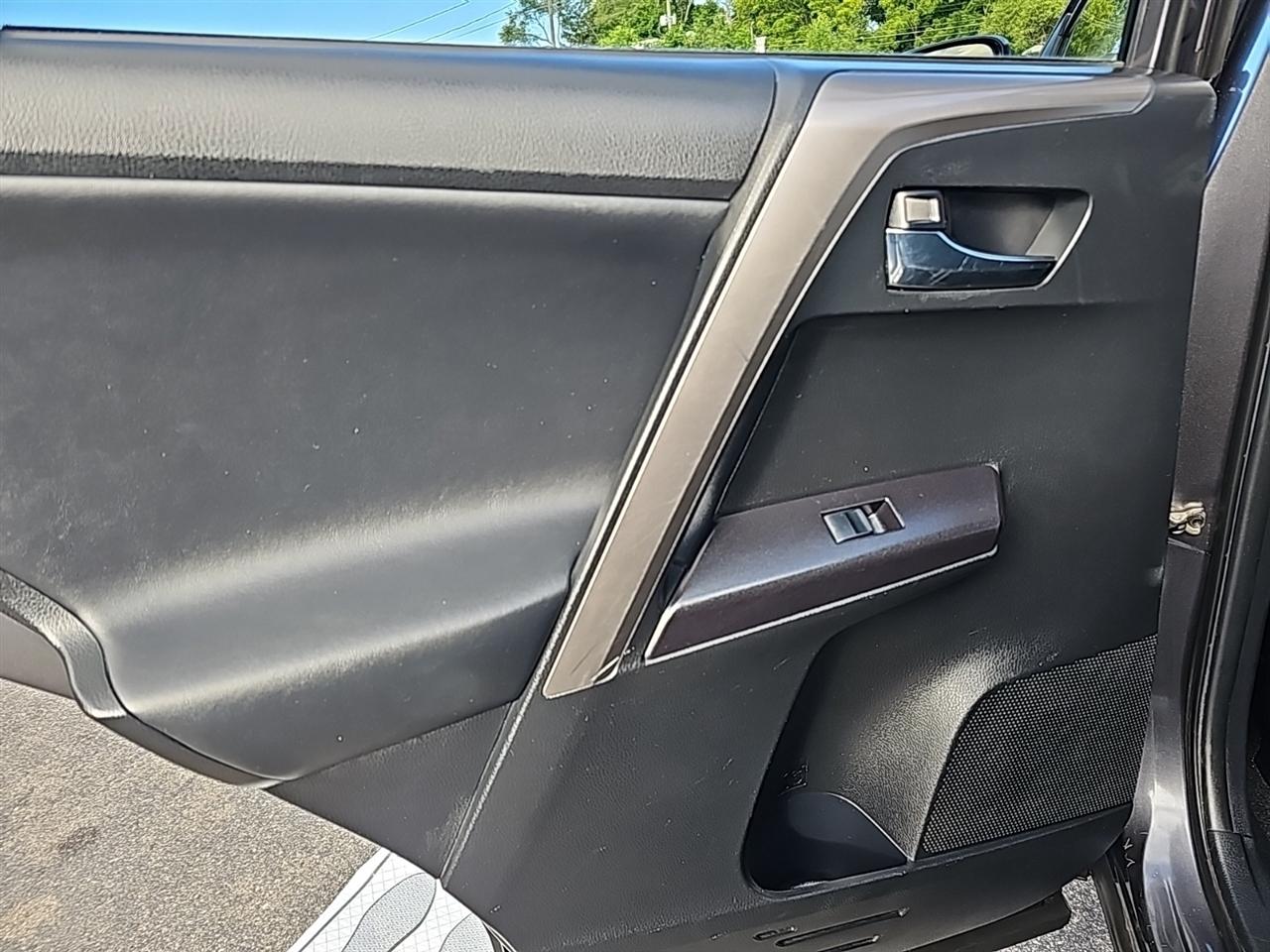 Toyota RAV4 XLE AWD (Natl) 2017