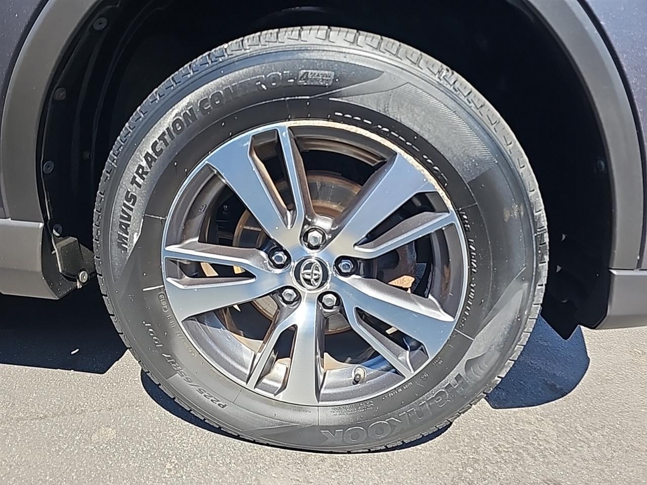 Toyota RAV4 XLE AWD (Natl) 2017