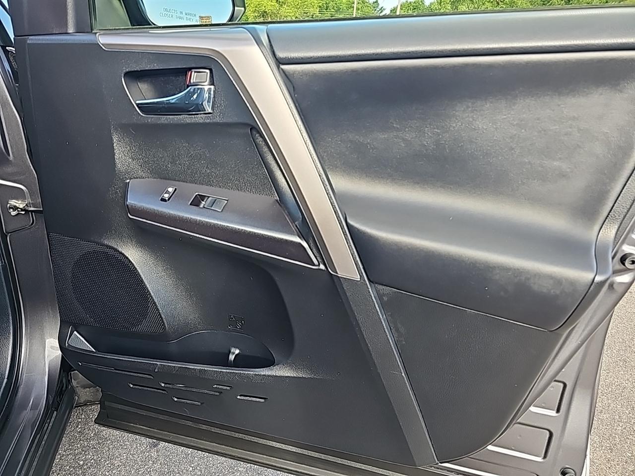 Toyota RAV4 XLE AWD (Natl) 2017