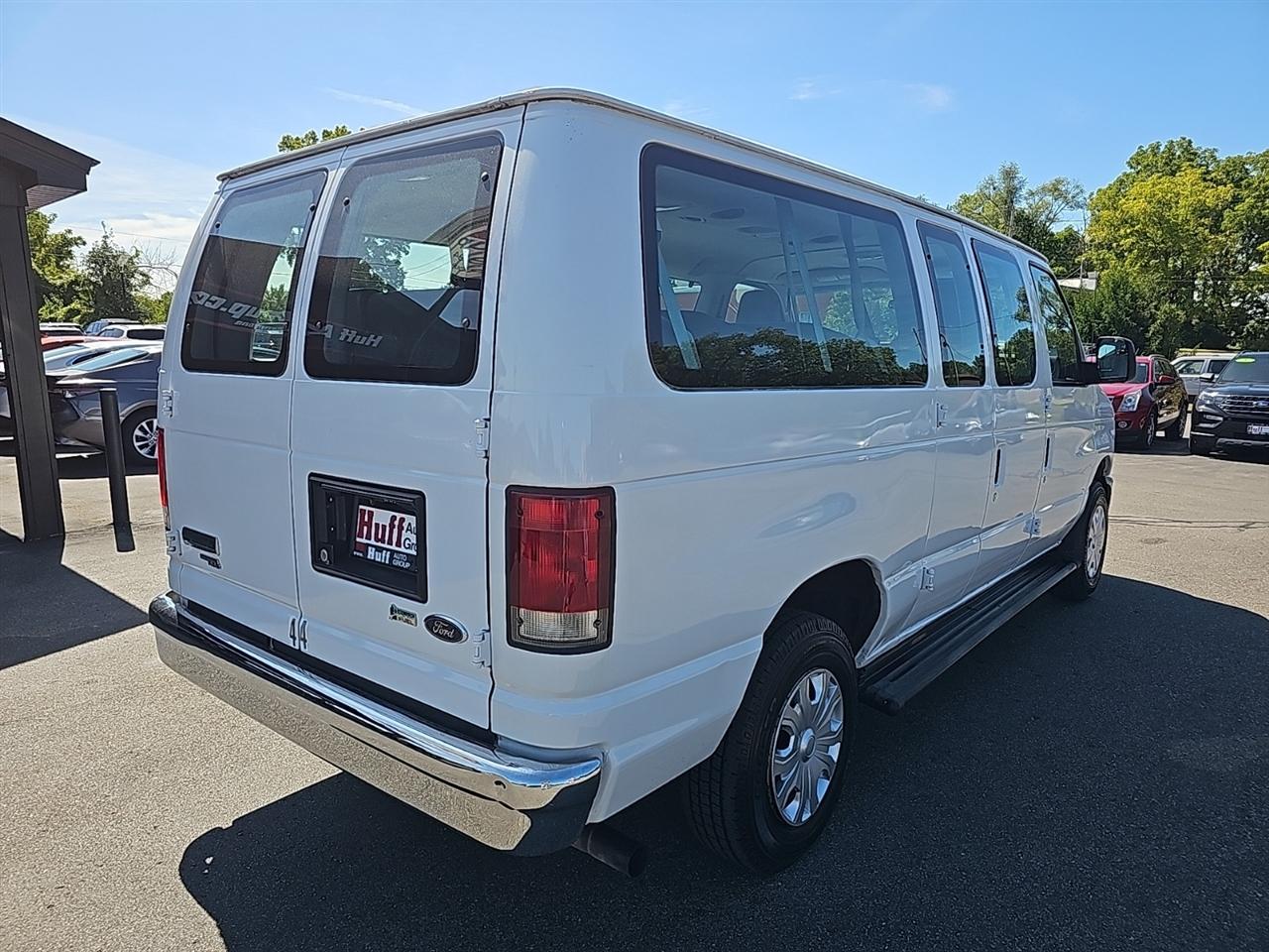 Ford Econoline Wagon E-350 Super Duty XLT 2012