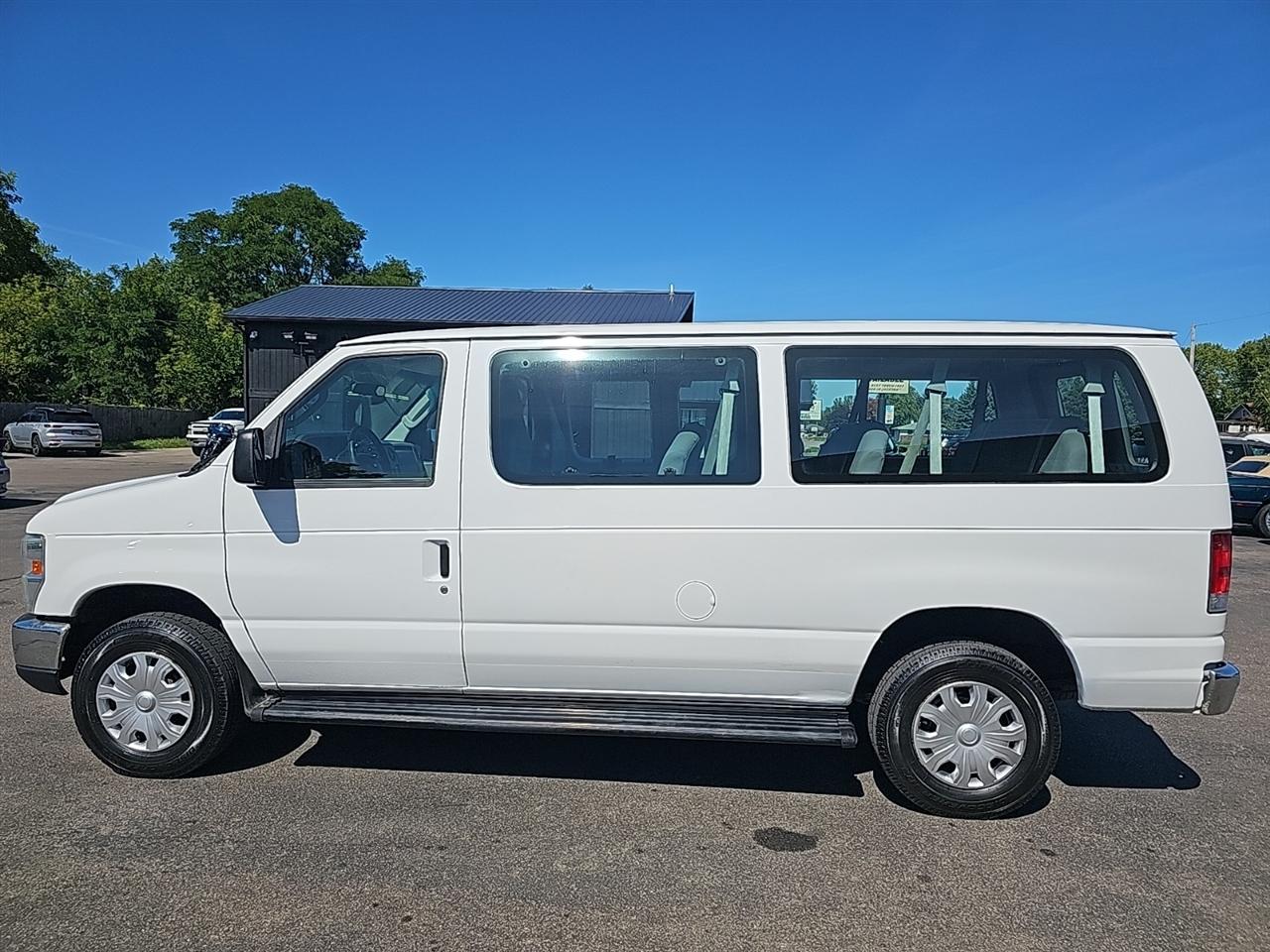 Ford Econoline Wagon E-350 Super Duty XLT 2012