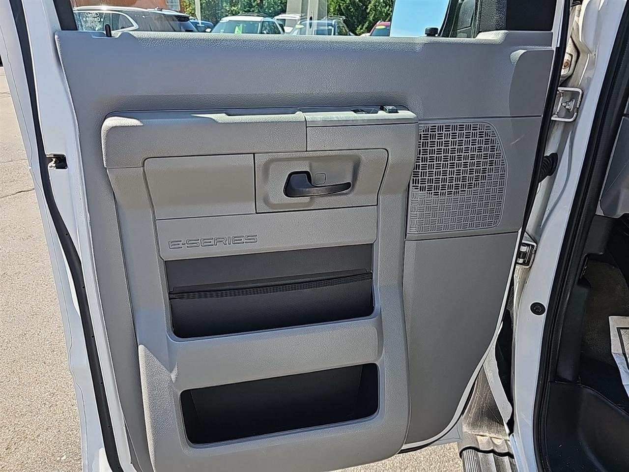 Ford Econoline Wagon E-350 Super Duty XLT 2012