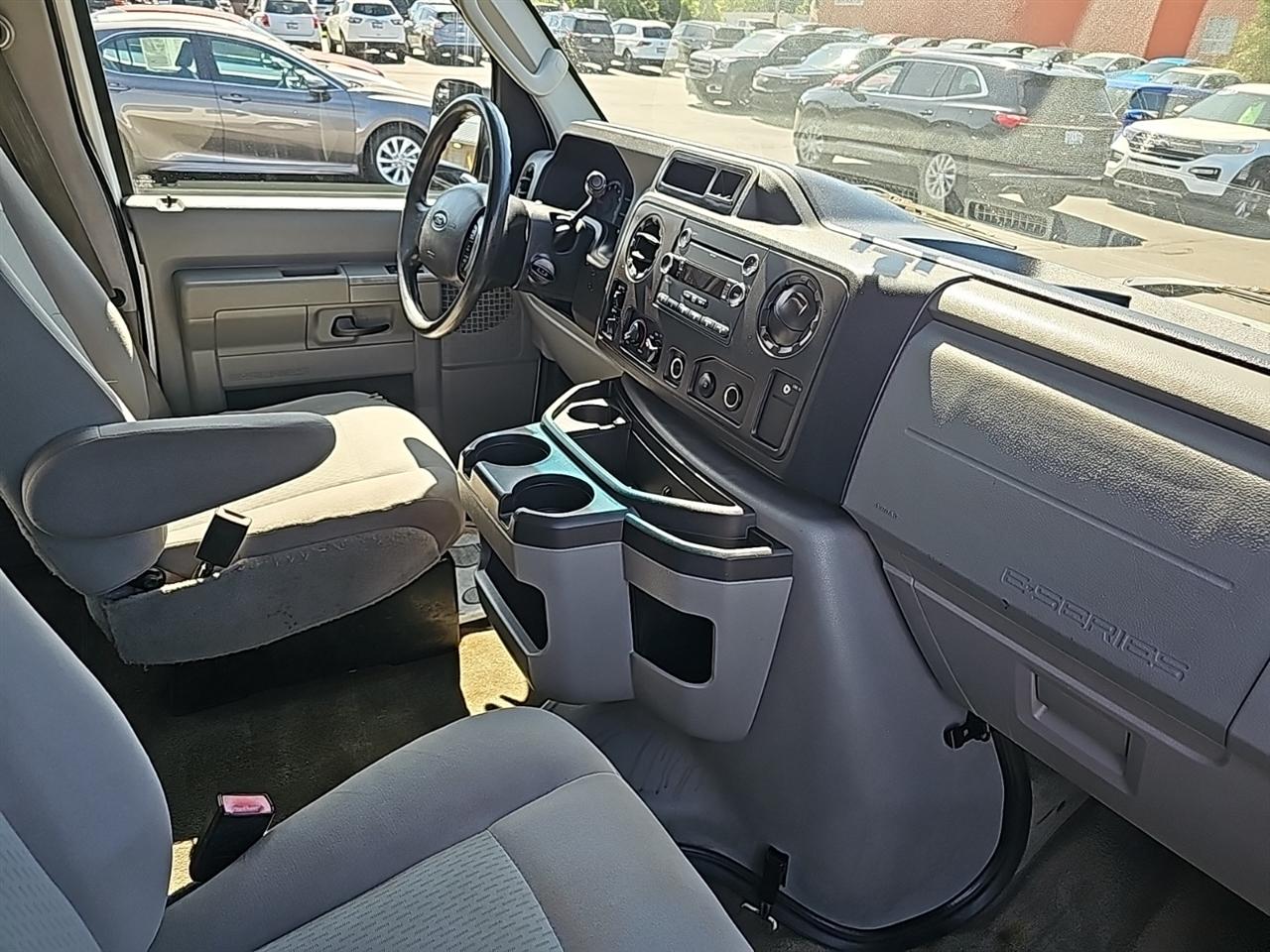 Ford Econoline Wagon E-350 Super Duty XLT 2012
