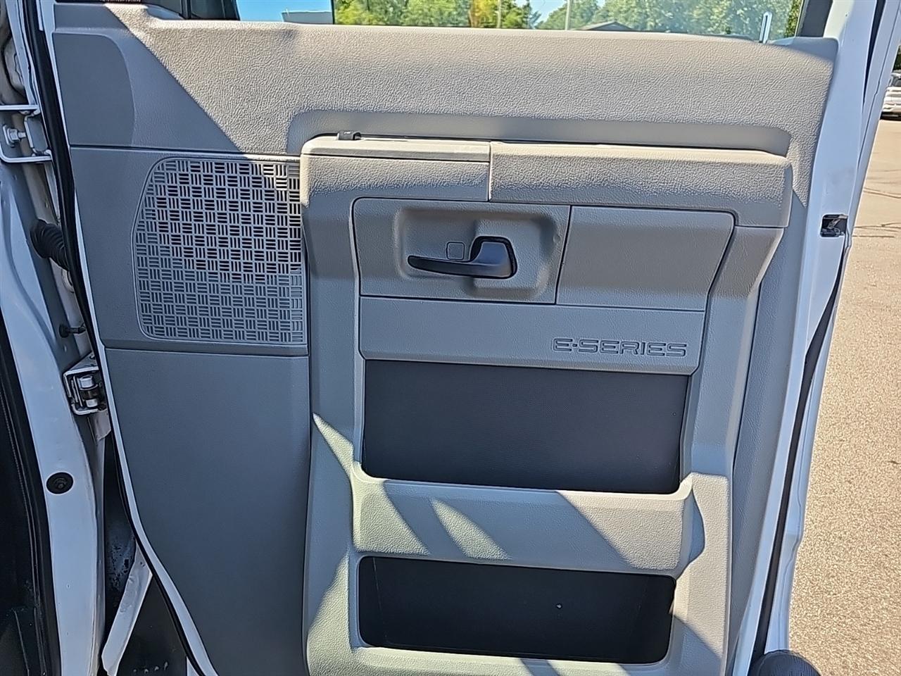 Ford Econoline Wagon E-350 Super Duty XLT 2012