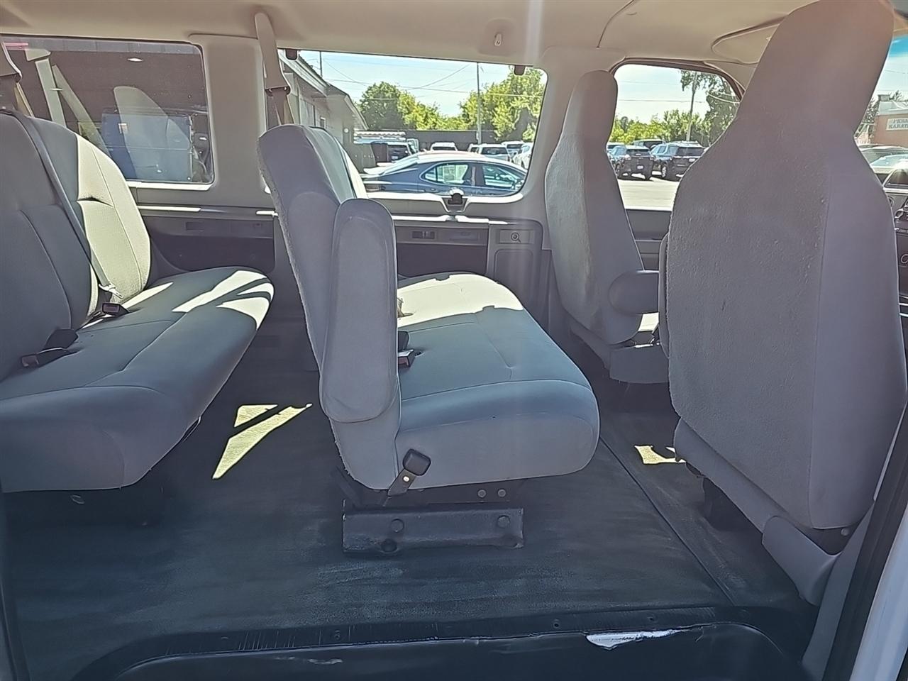 Ford Econoline Wagon E-350 Super Duty XLT 2012