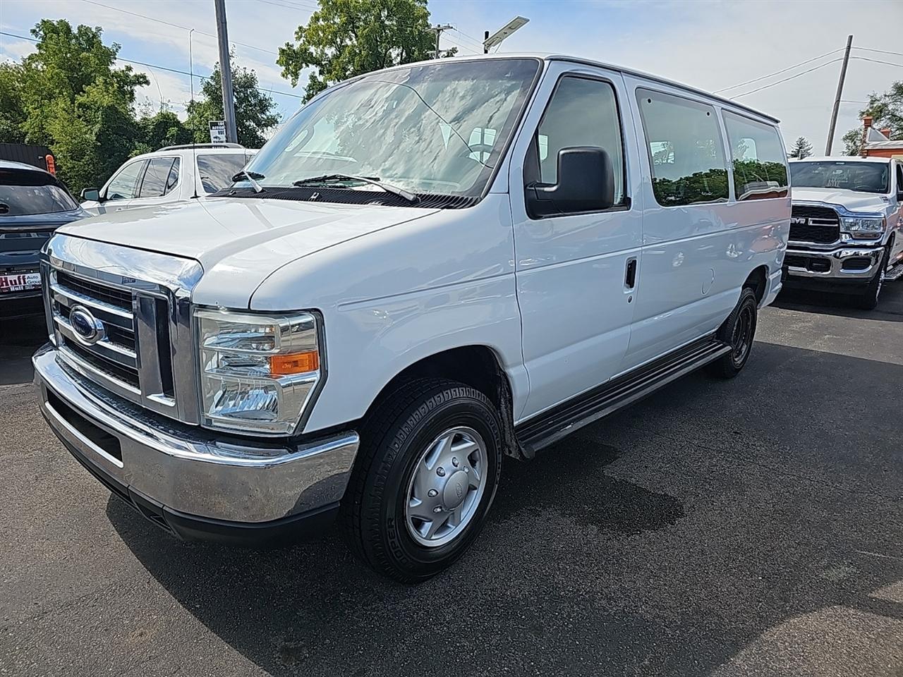 Ford Econoline Wagon E-350 Super Duty XLT 2012