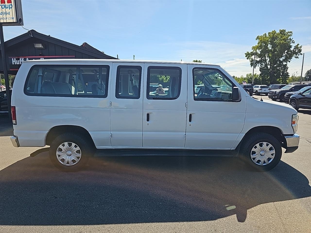 Ford Econoline Wagon E-350 Super Duty XLT 2012