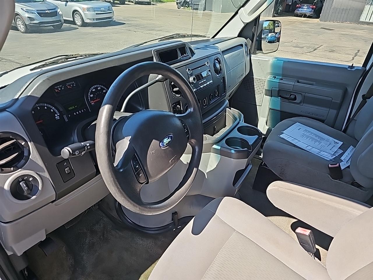 Ford Econoline Wagon E-350 Super Duty XLT 2012