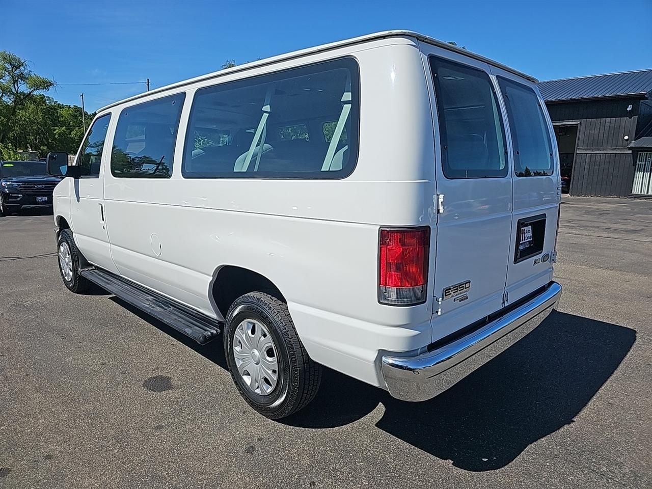 Ford Econoline Wagon E-350 Super Duty XLT 2012