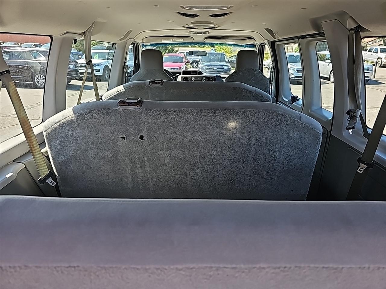 Ford Econoline Wagon E-350 Super Duty XLT 2012