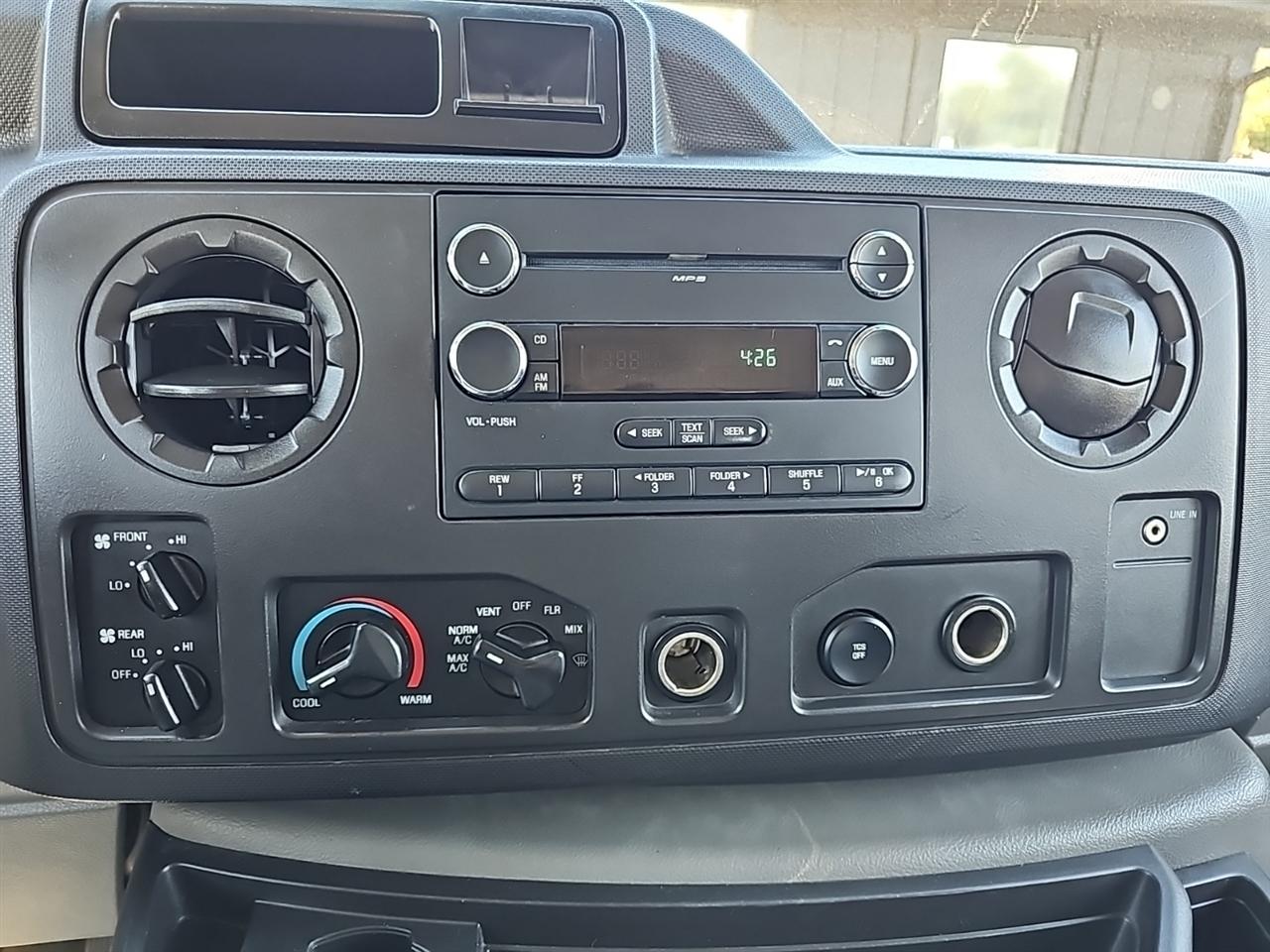Ford Econoline Wagon E-350 Super Duty XLT 2012