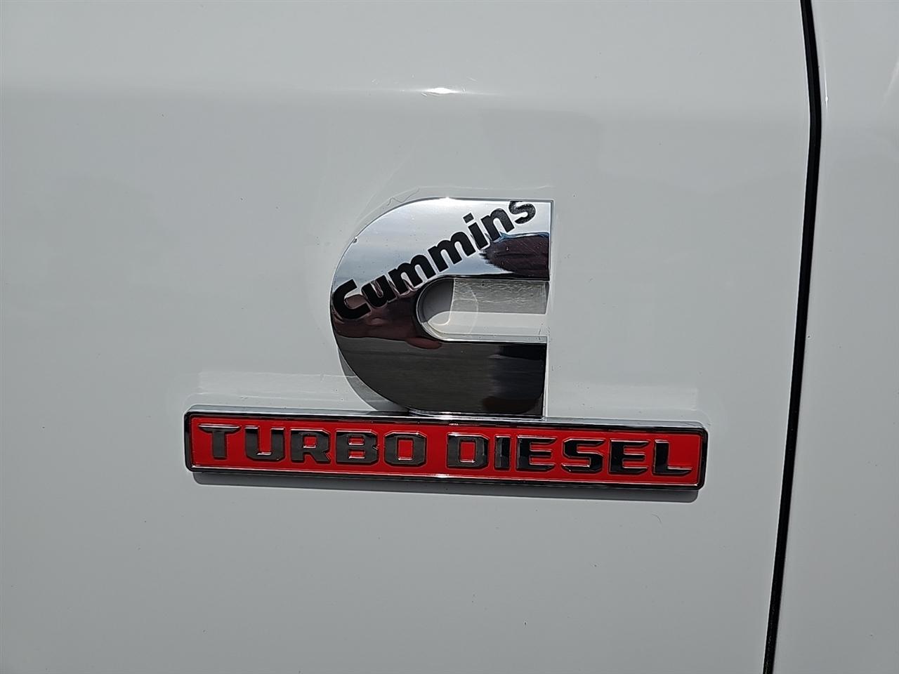 RAM 2500 Tradesman 4x2 Crew Cab 8' Box 2022