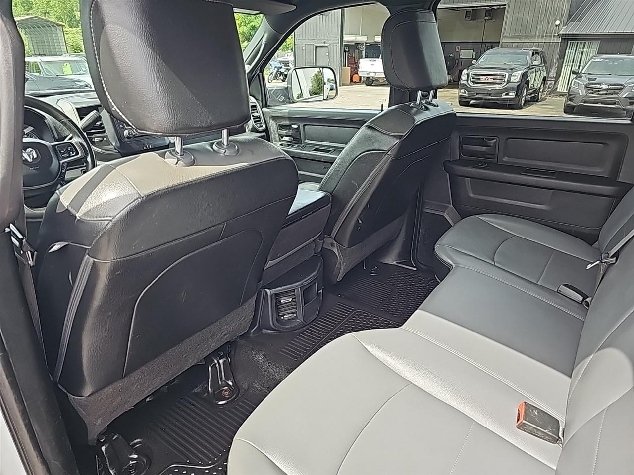 RAM 2500 Tradesman 4x2 Crew Cab 8' Box 2022
