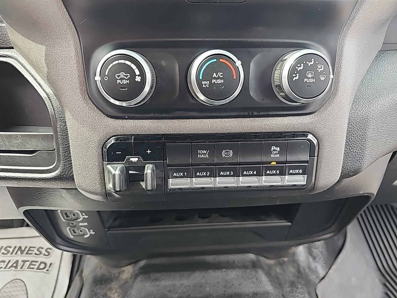 RAM 2500 Tradesman 4x2 Crew Cab 8' Box 2022