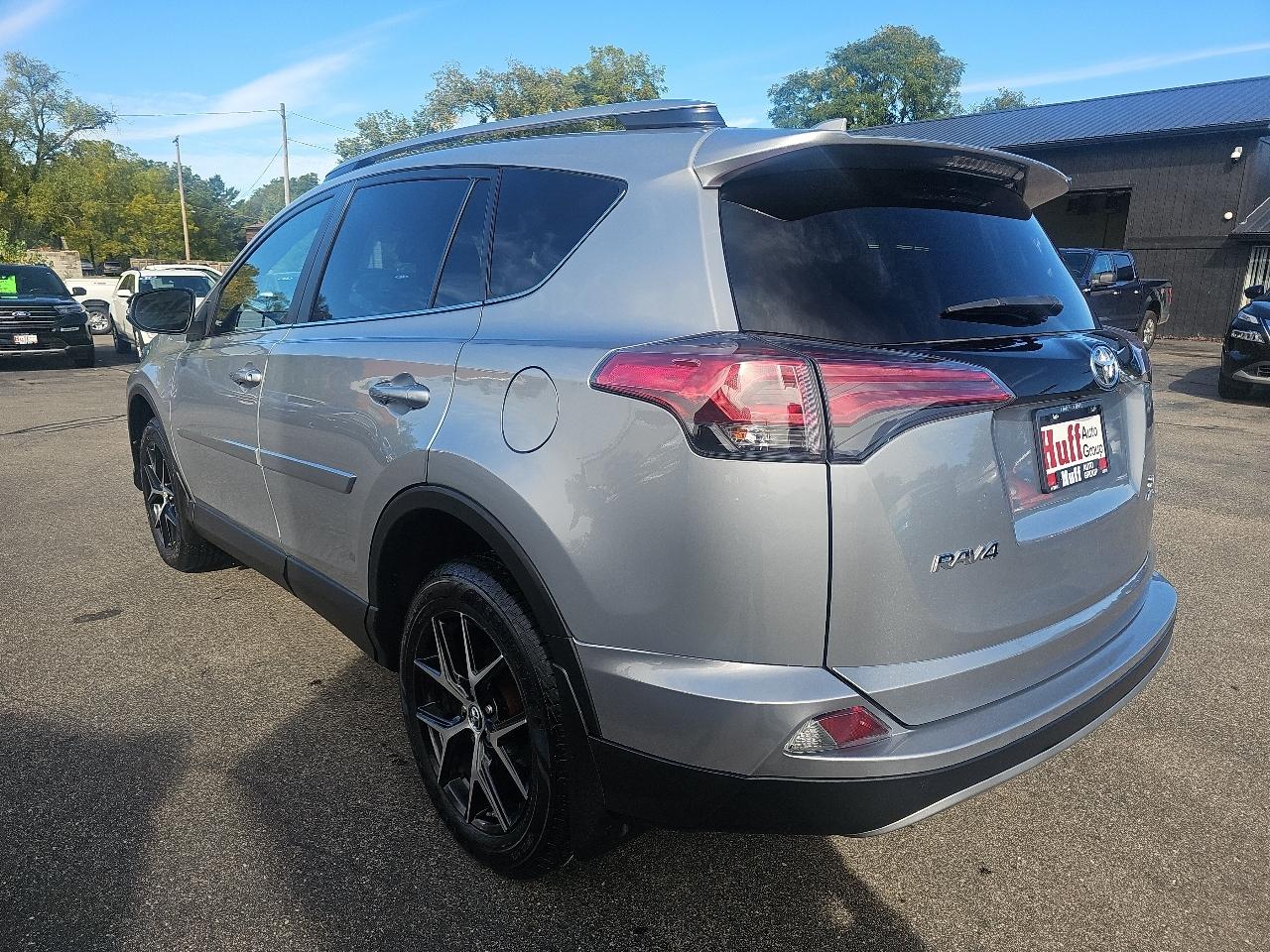 Toyota RAV4 SE AWD (Natl) 2017