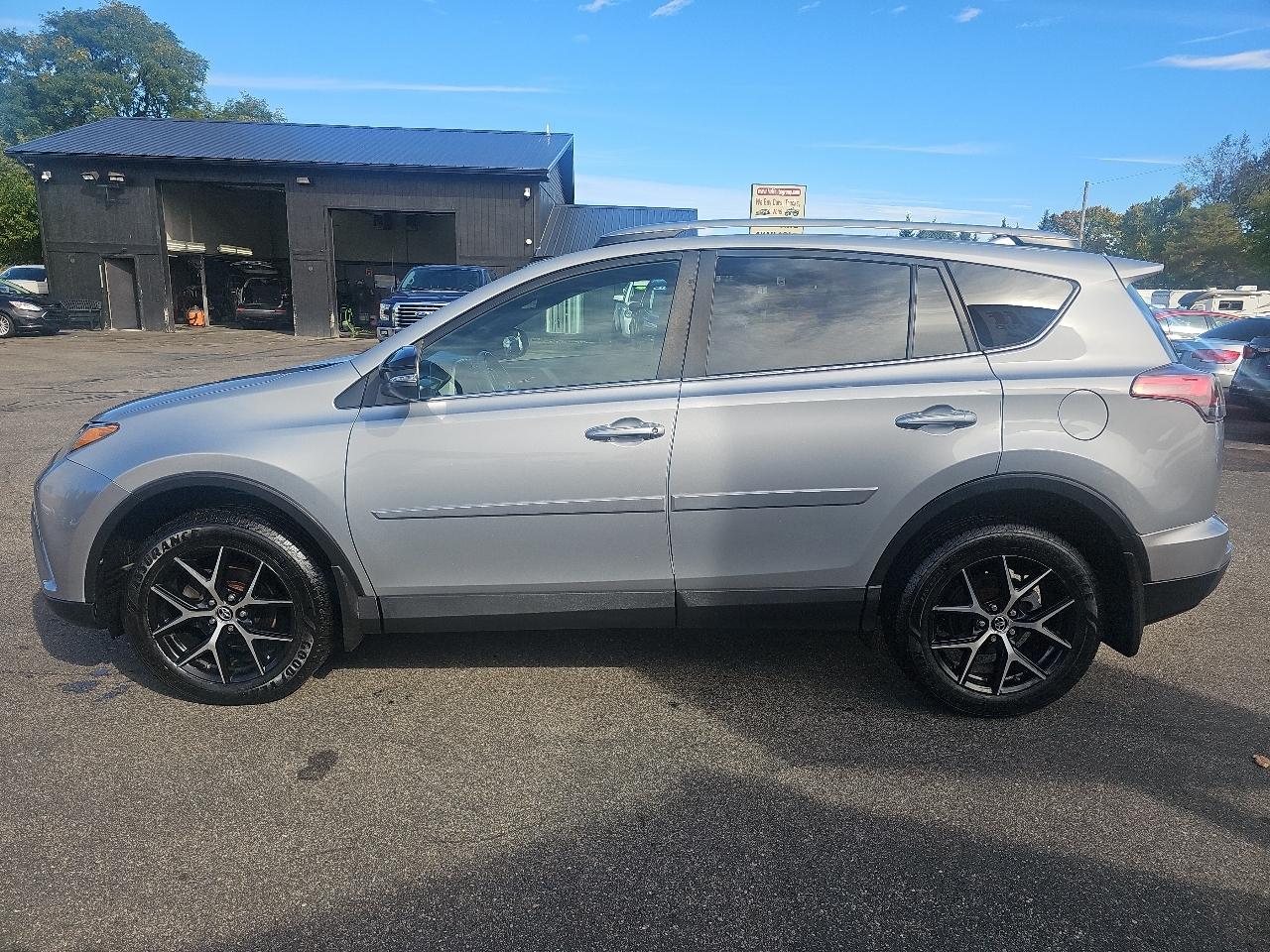 Toyota RAV4 SE AWD (Natl) 2017