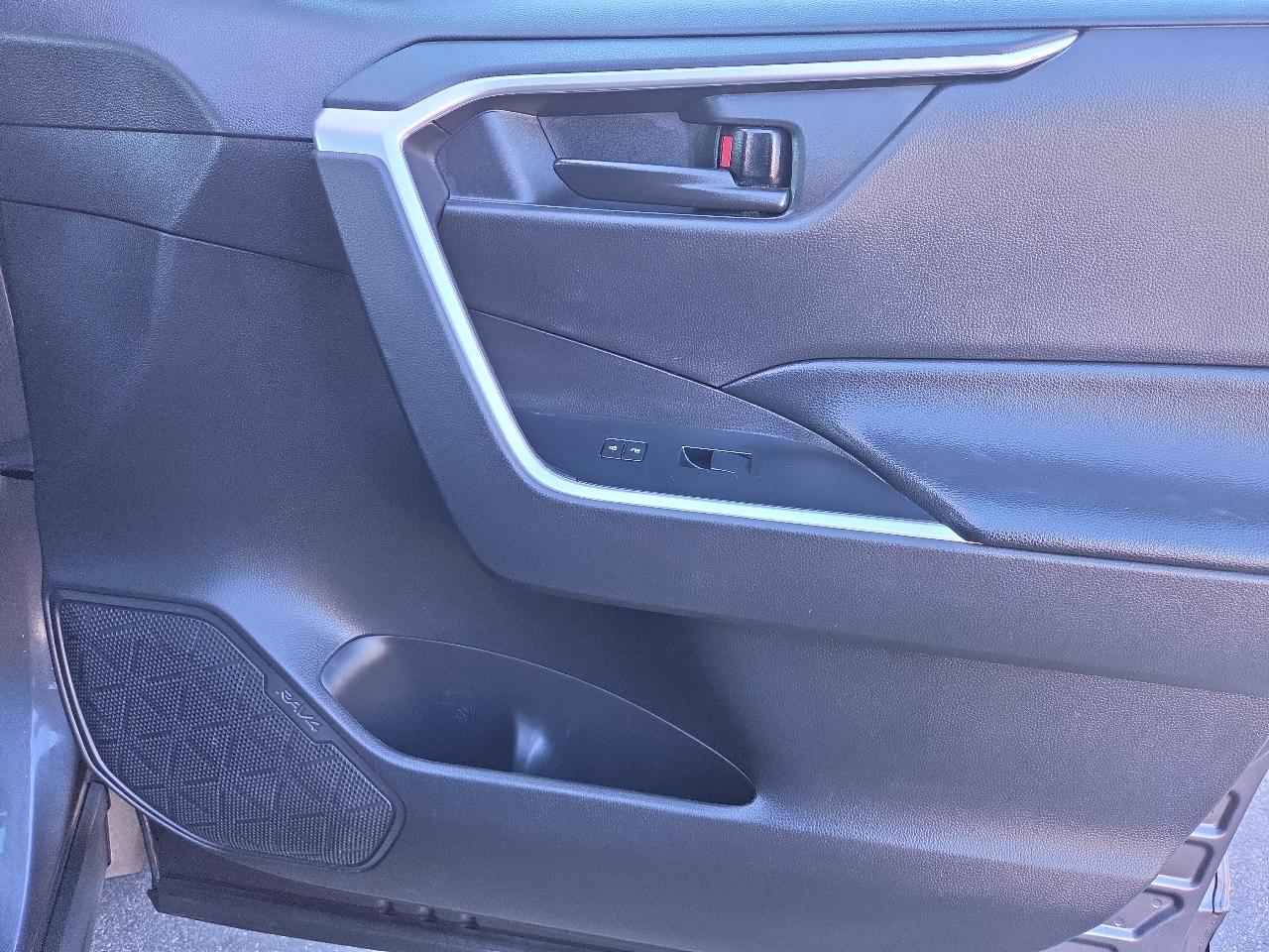 Toyota RAV4 LE AWD (Natl) 2022