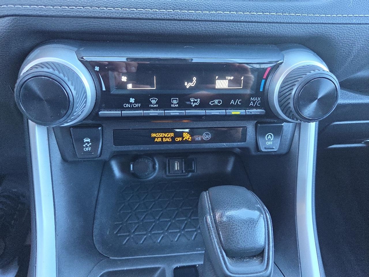 Toyota RAV4 LE AWD (Natl) 2022