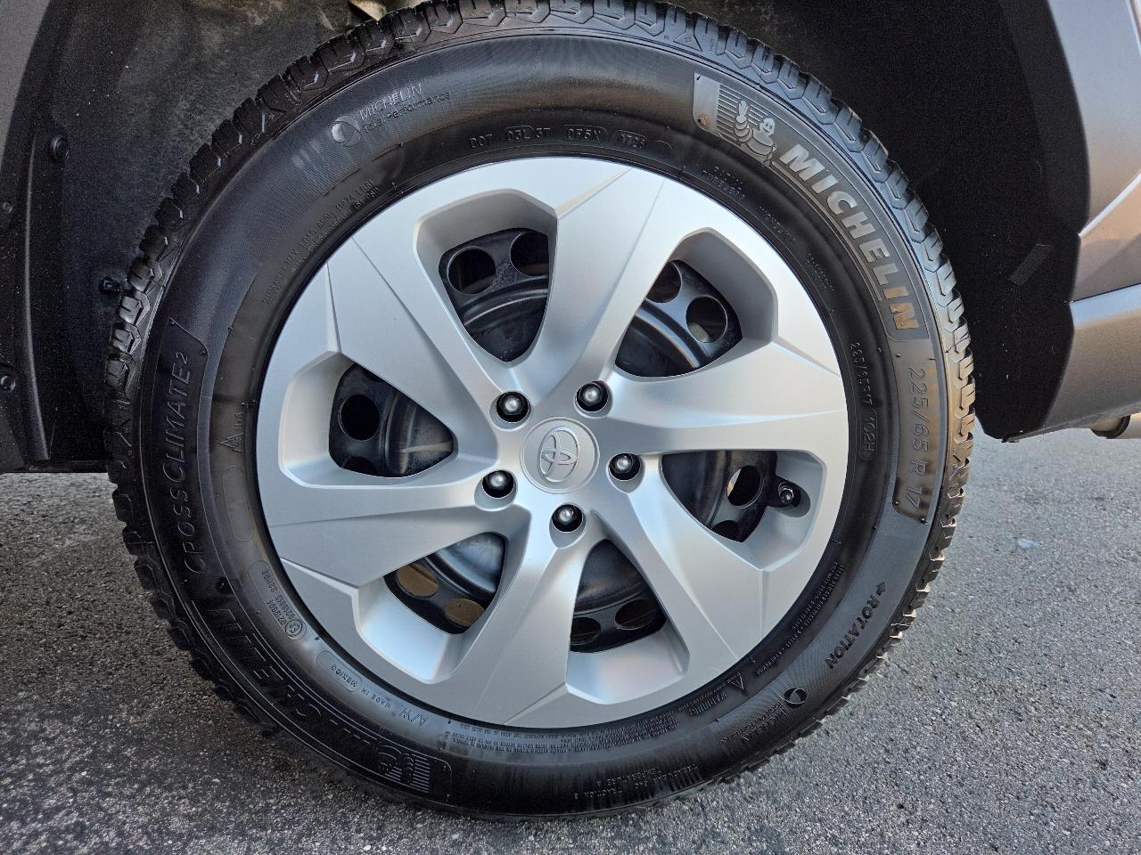 Toyota RAV4 LE AWD (Natl) 2022