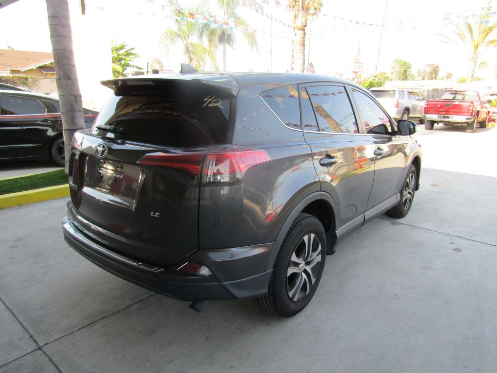 Toyota RAV4 LE FWD 2018