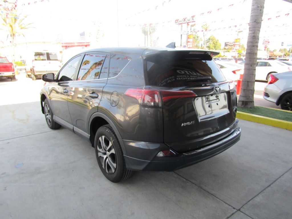 Toyota RAV4 LE FWD 2018