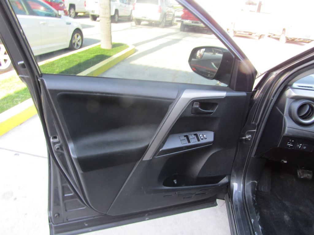 Toyota RAV4 LE FWD 2018